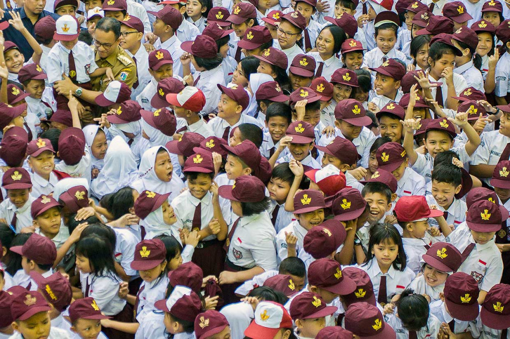 Anies mengimbau agar orang tua mengantarkan anaknya di hari pertama sekolah agar tercipta komunikasi antara orang tua dengan guru. Antara Foto/Galih Pradipta