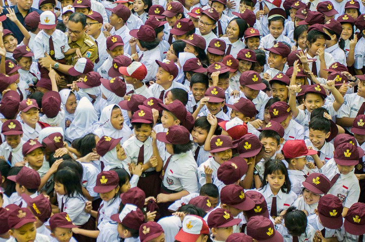 Anies mengimbau agar orang tua mengantarkan anaknya di hari pertama sekolah agar tercipta komunikasi antara orang tua dengan guru. Antara Foto/Galih Pradipta