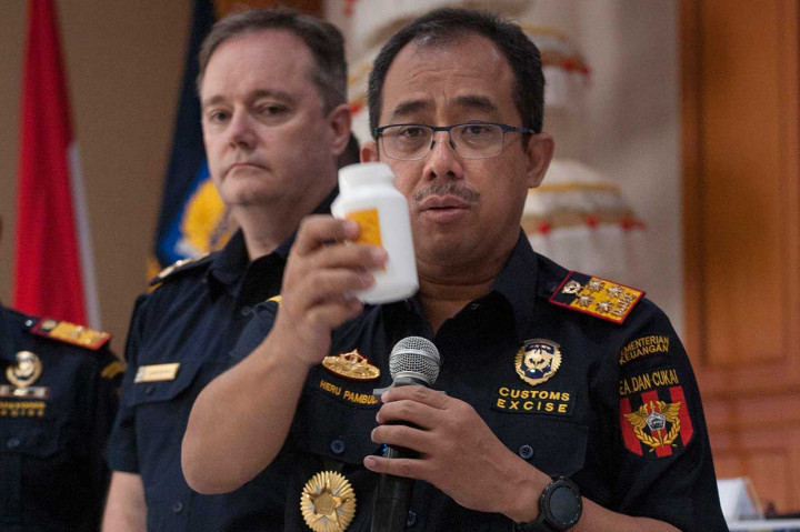 Direktur Jenderal Bea dan Cukai Heru Pambudi (kanan) bersama perwakilan Australia Border Force Chris Waters menunjukkan barang bukti hasil penyitaan barang kiriman berupa botol kemasan berisi bahan pembuatan sabu (prekursor), saat konferensi pers di Kantor Bea Cukai Ngurah Rai, Denpasar, Senin, 16 Juli 2018.