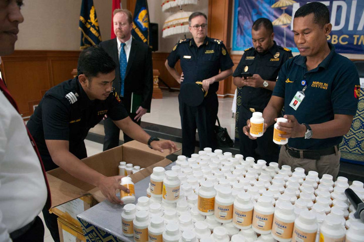 Petugas berhasil menyita 6 dos kiriman pil bahan prekursor. Setelah ditimbang, berat total mencapai 138 kg bruto.