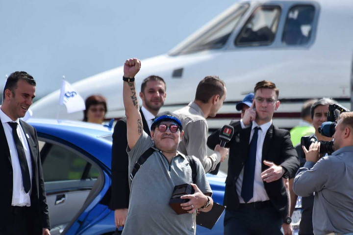 Diego Maradona mendarat di bandara Brest, Belarusia, Senin, 16 Juli 2018 waktu setempat. Legenda Argentina berusia 57 tahun itu mengunjungi Belarus untuk pertama kalinya setelah menjadi presiden klub sepak bola Dinamo Brest.
