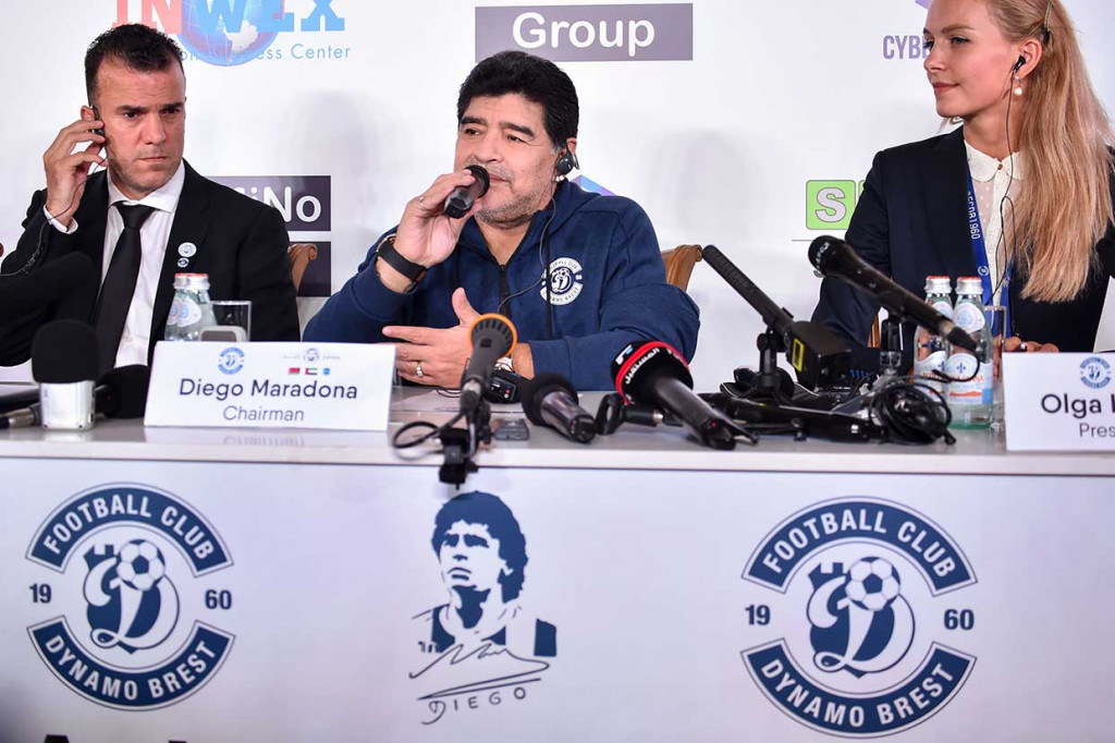 Saat konferensi pers, Maradona berhadap Presiden Belarusia Alexander Lukashenko akan menjadi penggemar klub yang dia tangani. 