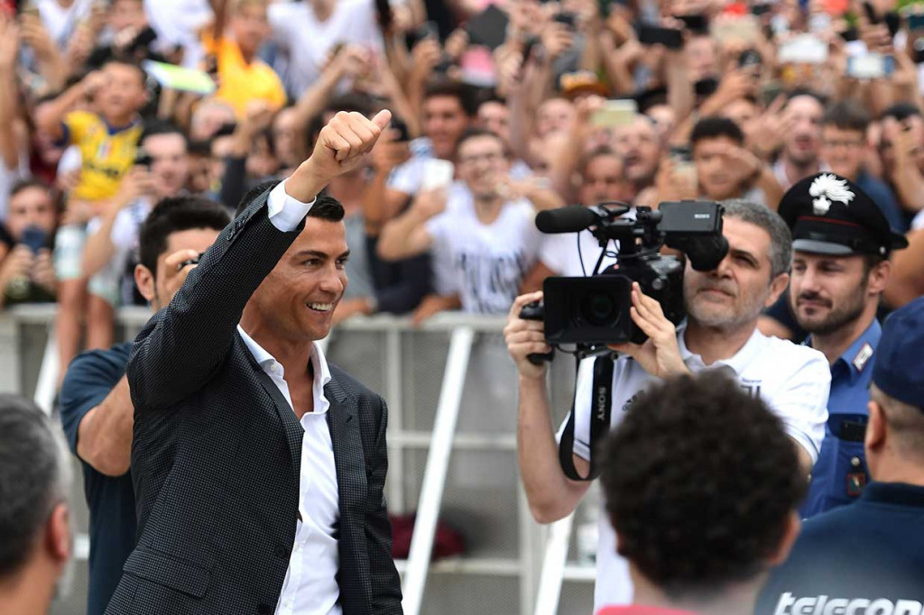 Kapten timnas Portugal Cristiano Ronaldo mengacungkan jempol kepada para pendukung Juventus yang menyambutnya di luar Stadion Alliance, Senin, 16 Juli 2018.