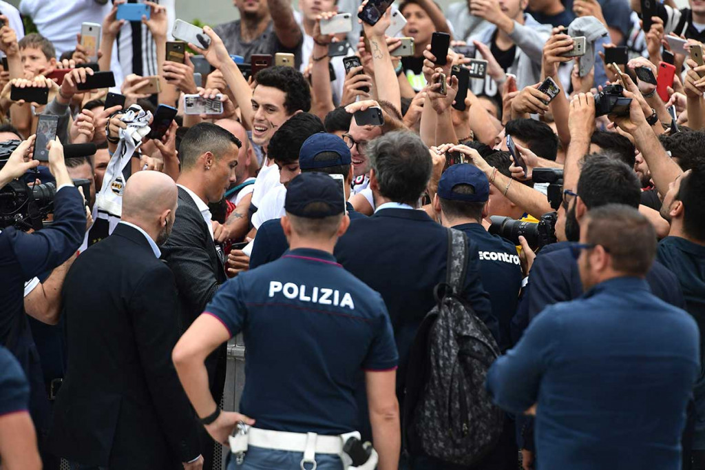 Sebelumnya, CR7 telah dikontrak selama empat tahun atau sampai 2022 oleh Juventus. Juve harus mengeluarkan uang sebesar Rp 1,6 triliun untuk Real Madrid sebagai biaya transfer pemain berusia 33 tahun tersebut.