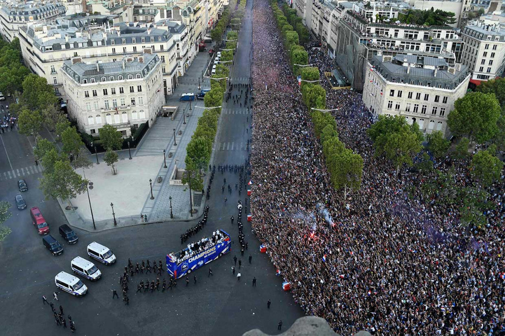 Para pemain timnas Prancis kemudian diarak menggunakan bus terbuka menyusuri jalanan di Kota Paris. Mereka disambut gegap-gempita ratusan ribu warga.