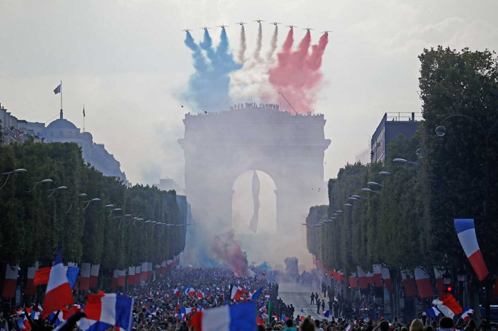 Sambutan juga dilakukan jet tempur Prancis dengan mengeluarkan asap dengan warna bendera nasional, terbang di atas Champs Elysee dan Arc de Triomphe yang dipenuhi lautan manusia.