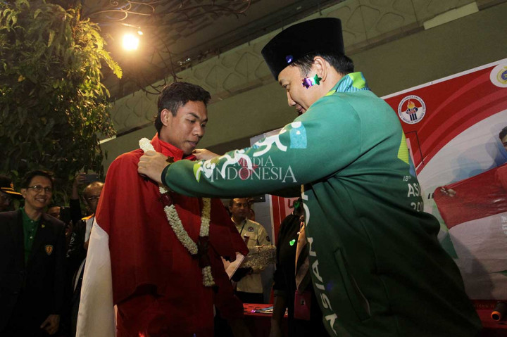 Kedatangan  juara dunia lari 100 meter U-20, Lalu Muhammad Zohri  di Terminal 3 Bandara Internasional Soekarno-Hatta, Tangerang, Banten, disambut langsung oleh Menpora Imam Nahrawi. MI/Pius Erlangga