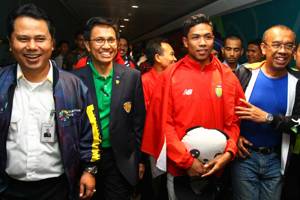 Zohri tiba di Tanah Air dari Finlandia Selasa pada pukul 23.10 WIB disambut Sesmenpora Gatot S Dewa Broto (kanan), Sekjen PB PASI Tigor Tanjung (kedua kiri) dan Head Of Corporate Secretary and Legal PT. Angkasa Pura II (Persero) Agus Haryadi. Antara Foto/Muhammad Iqbal