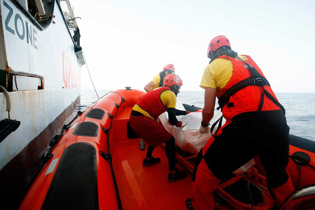 Petugas mengevakusi migran yang tewas, sementara nasib migran lain yang mungkin naik ke kapal yang sama belum diketahui.
