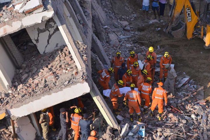 Runtuhnya bangunan bertingkat yang tengah dalam tahap konstruksi tersebut mengakibatkan sedikitnya dua orang tewas dan beberapa lainnya diduga terperangkap di bawah reruntuhan.