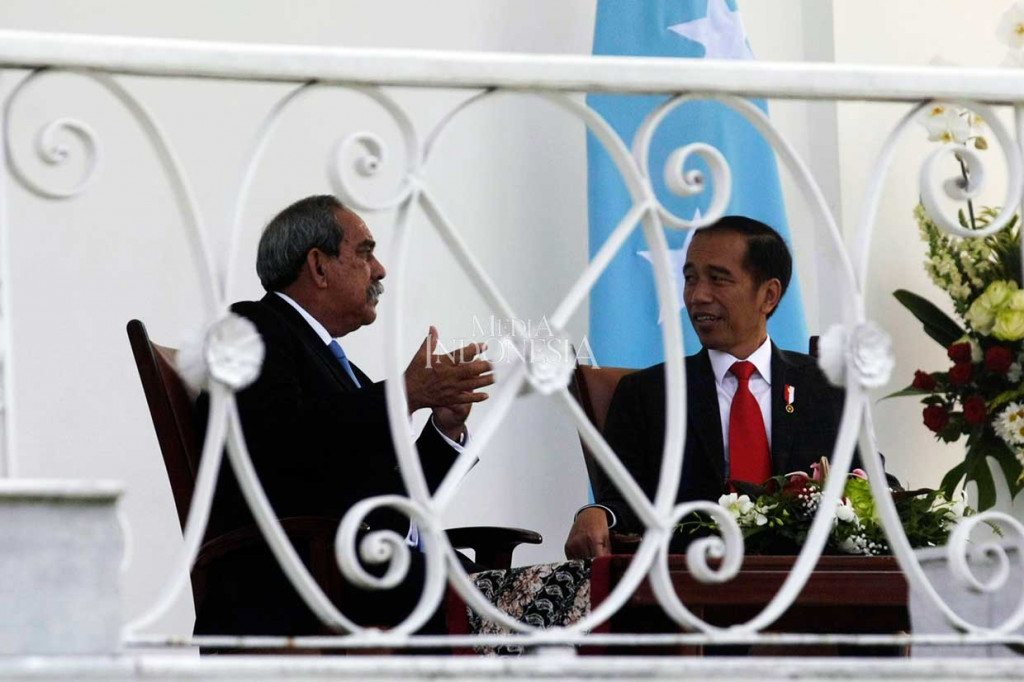 Setelah mengisi buku tamu, kedua pemimpin negara ini menanam pohon bersama di halaman belakang dan berlanjut perbincangan santai di beranda belakang Istana. MI/Ramdani