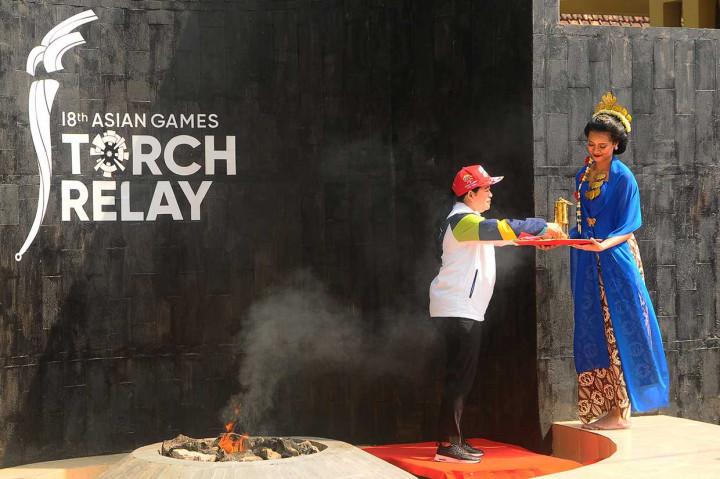 Menteri Koordinator Bidang Pembangunan Manusia dan Kebudayaan Puan Maharani menyalakan api ke lentera khusus (tinder box) usai pengambilan api atau obor Asian Games di Mrapen, Grobogan, Jawa Tengah, Rabu, 18 Juli 2018. 