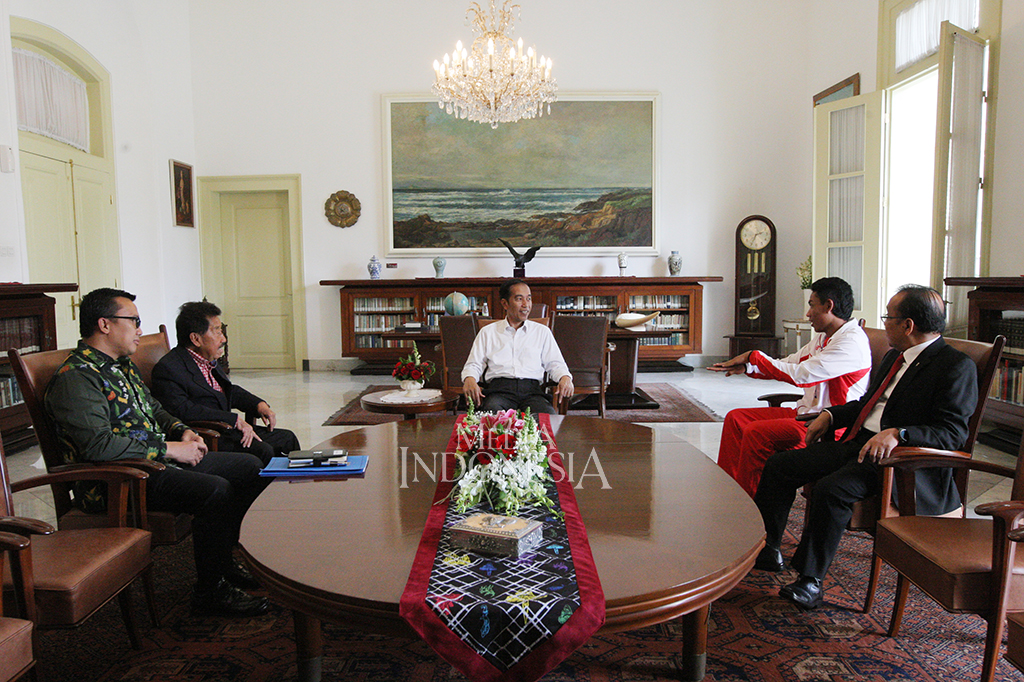 Presiden Joko Widodo (Jokowi) menerima pelari muda Indonesia Lalu Muhammad Zohri di Istana Kepresidenan Bogor, Jawa Barat.