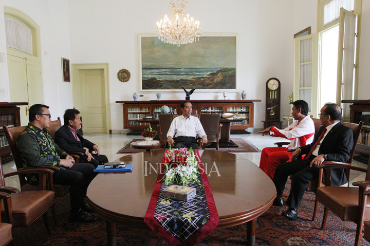 Presiden Joko Widodo (Jokowi) menerima pelari muda Indonesia Lalu Muhammad Zohri di Istana Kepresidenan Bogor, Jawa Barat.