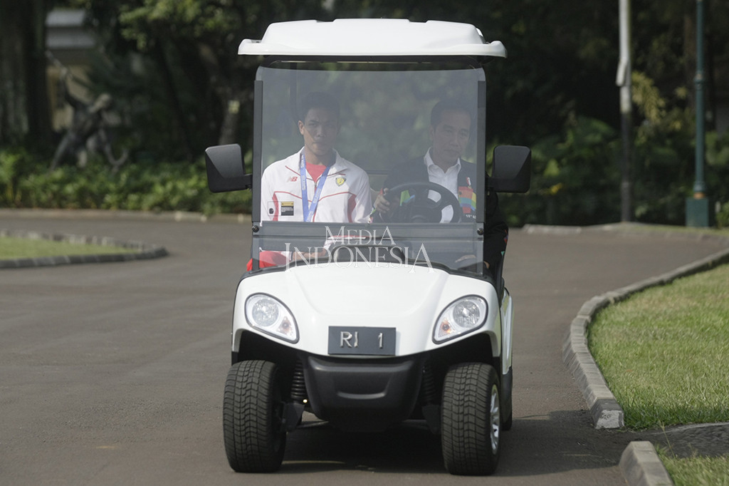 Disana, Jokowi langsung mengajak Zohri berkeliling Istana dengan menggunakan mobil buggy. Mantan Gubernur DKI Jakarta itu menyopiri sendiri mobil tersebut.