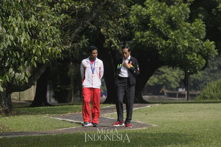 Begitu turun dari mobil buggy, Jokowi mengajak Zohri berjalan untuk melihat halaman belakang Istana Bogor sambil berbincang santai.