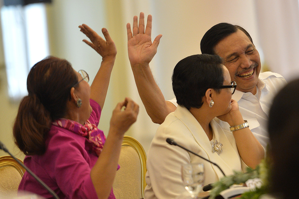 Menko Maritim Luhut Binsar Pandjaitan (kanan) berbincang dengan Menlu Retno LP Marsudi (tengah) dan Menteri Kelautan dan Perikanan Susi Pudjiastuti (kiri) sebelum Sidang Kabinet Paripurna di Istana Bogor, Jawa Barat.