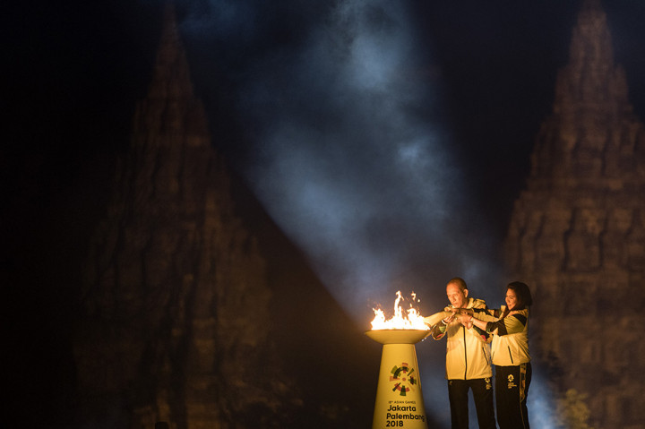 Legenda bulu tangkis Indonesia Susi Susanti (kanan) dan mantan atlet tenis Yustedjo Tarik (kiri) mengambil api obor Asian Games 2018 yang telah disatukan saat Asian Games 2018 Torch Relay Concert di Kompleks Candi Prambanan, Sleman, DI Yogyakarta.
