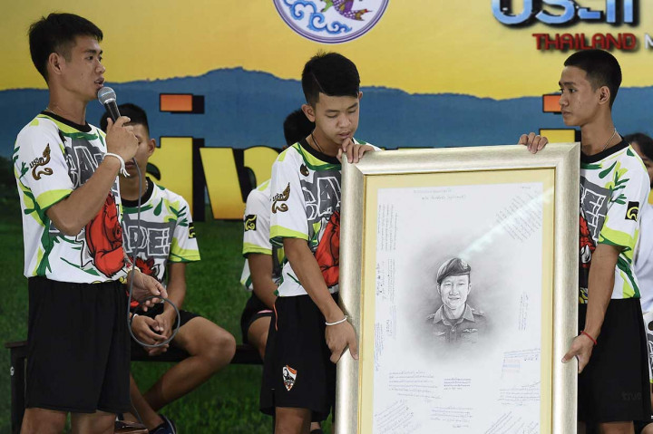 Pelatih Ekkapol Chantawong mengatakan bahwa mereka berdoa sebelum malam pertama tidur di dalam gua, dan kemudian mencoba mencari jalan keluar sendiri. 