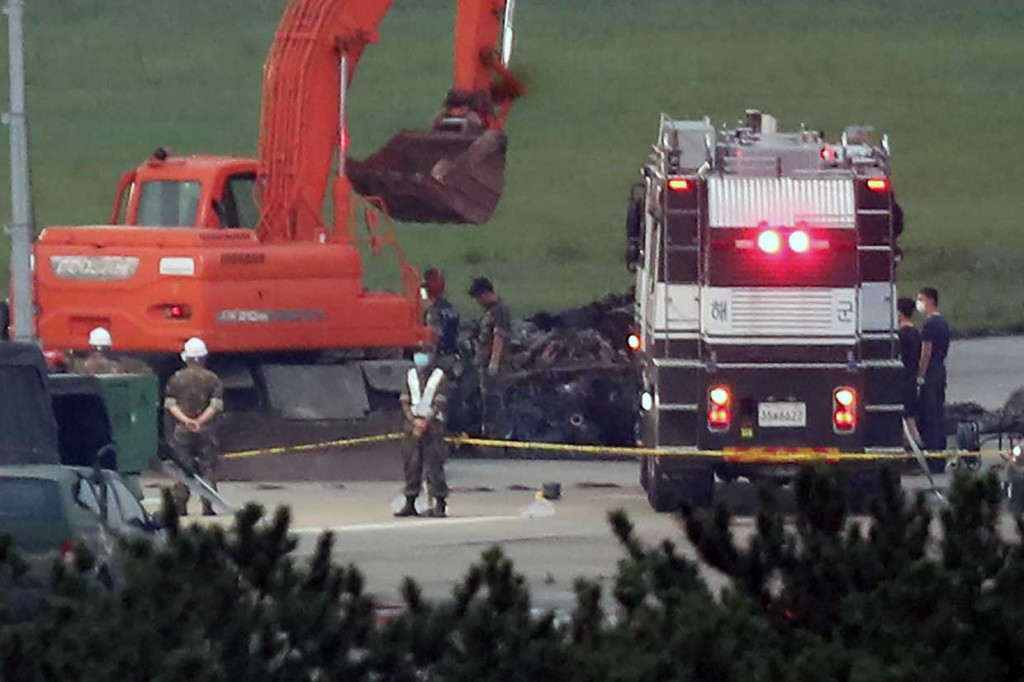 Petugas penyelamat berada di lokasi kecelakaan helikopter militer Korea Selatan di Pohang, yang berada di tenggara Korsel.