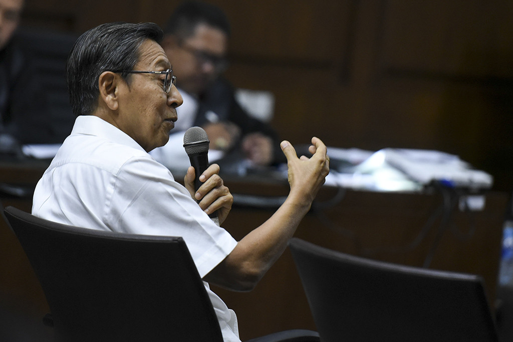 Mantan Wakil Presiden Boediono memberikan keterangan saat menjadi saksi dalam sidang kasus korupsi penerbitan Surat Keterangan Lunas BLBI dengan terdakwa Syafruddin Arsyad Tumenggung. Selain Boediono, pengacara yang kini menjadi Duta Besar Indonesia untuk Norwegia, Todung Mulya Lubis juga dihadirkan dalam sidang tersebut. 
