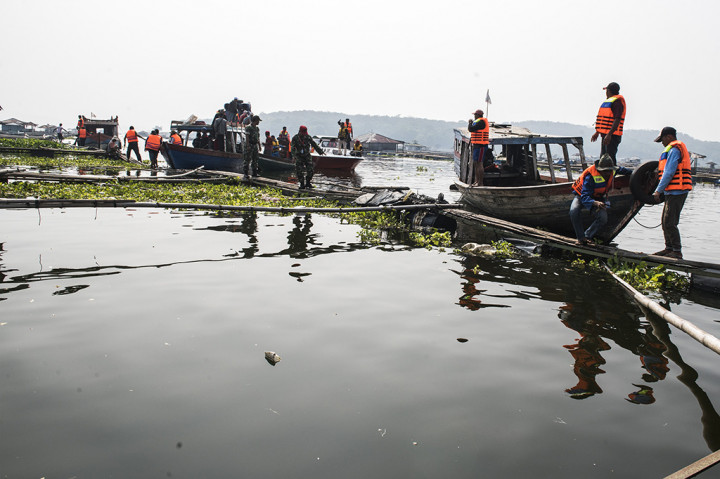 Pekerja memotong besi keramba jaring apung saat penertiban di waduk Cirata, Kabupaten Bandung Barat, Jawa Barat.