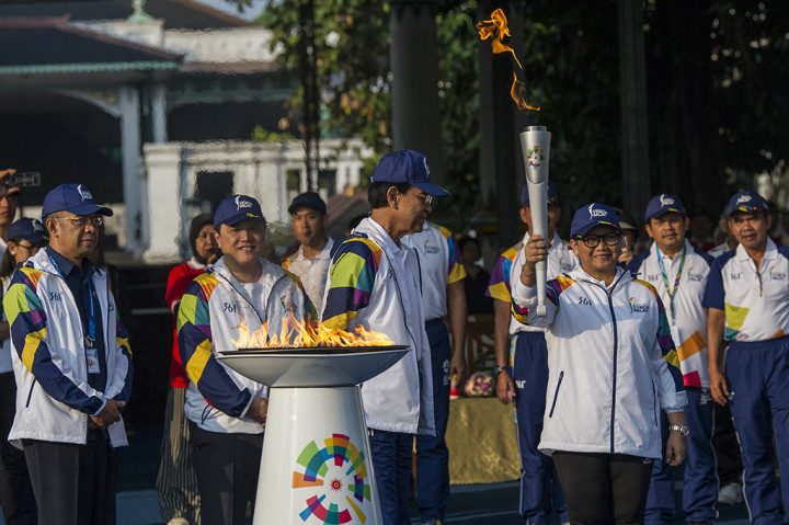 Menteri Luar Negeri Retno LP Marsudi (ketiga kanan) menerima obor dari Gubernur DIY Sri Sultan HB X (ketiga kiri) disaksikan Ketua Panitia Pelaksana Asian Games 2018 (INASGOC) Erick Thohir (kedua kiri) dan Sekretaris Menteri Pemuda dan Olahraga Gatot S Dewa Broto (kiri) saat pelepasan prosesi Torch Relay Asian Games 2018 di Keraton Yogyakarta, DI Yogyakarta.