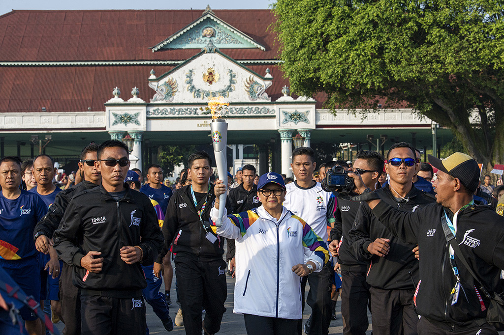 Menteri Luar Negeri Republik Indonesia, Retno Marsudi menjadi pelari pertama yang membawa obor api Asian Games dalam rangkaian 