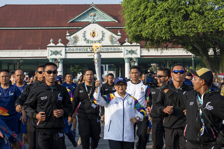 Menteri Luar Negeri Republik Indonesia, Retno Marsudi menjadi pelari pertama yang membawa obor api Asian Games dalam rangkaian 