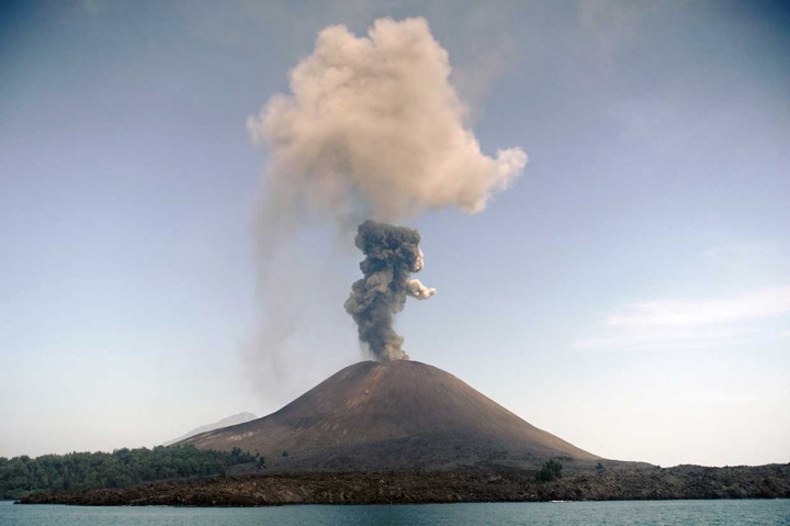 Anak Krakatau merupakan gunung yang timbul pada 1927 atau 44 tahun setelah Gunung Krakatau meletus pada 1883. AFP Photo/Ferdi Awed