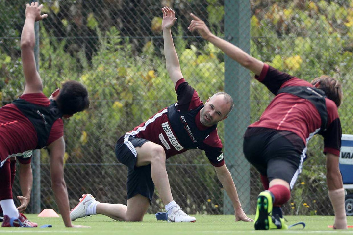 Pemain asal Spanyol Adres Iniesta bergabung dengan rekan-rekan di tim barunya Vissel Kobe untuk melakukan latihan, di Kobe, Jumat, 20 Juli 2018.