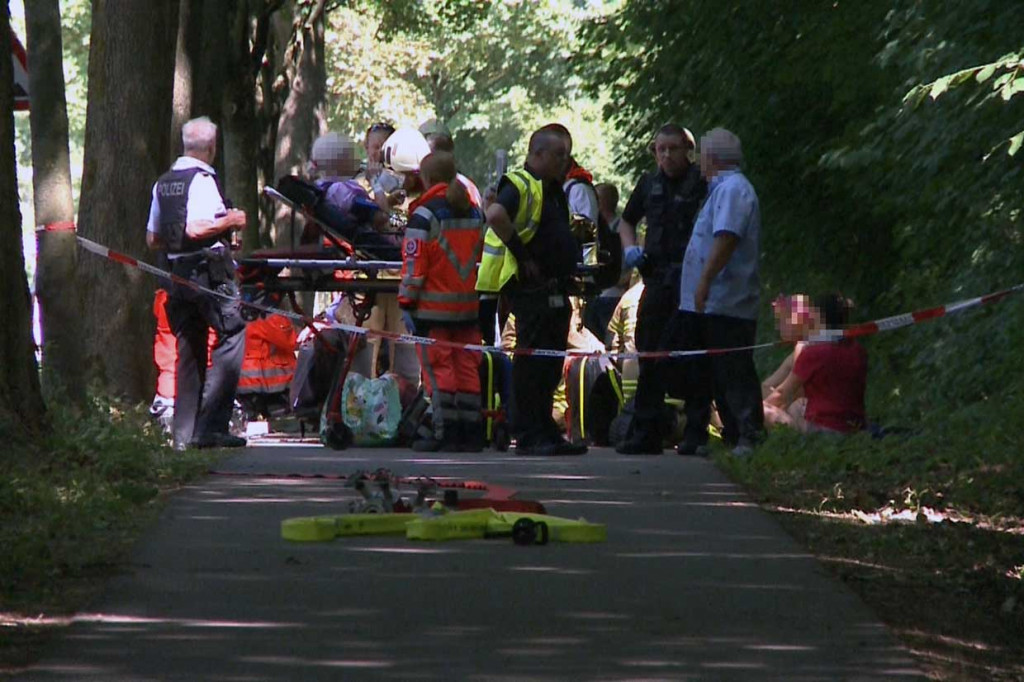 Sejumlah penumpang menjalani perawatan menyusul serangan seorang pria bersenjata pisau di sebuah bus sarat penumpang di Kota Luebeck, Jerman, Jumat, 20 Juli 2018 waktu setempat.