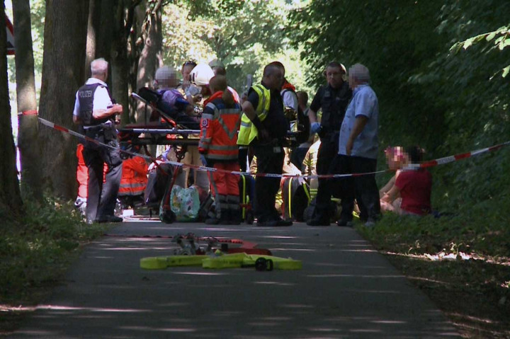 Sejumlah penumpang menjalani perawatan menyusul serangan seorang pria bersenjata pisau di sebuah bus sarat penumpang di Kota Luebeck, Jerman, Jumat, 20 Juli 2018 waktu setempat.