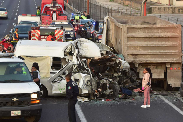 Sebuah mobil angkutan umum mengalami kerusakan cukup parah setelah menabrak bagian bekalang truk di jalan raya di dekat Kota Ecatepec, umat, 20 Juli 2018 waktu setempat. 