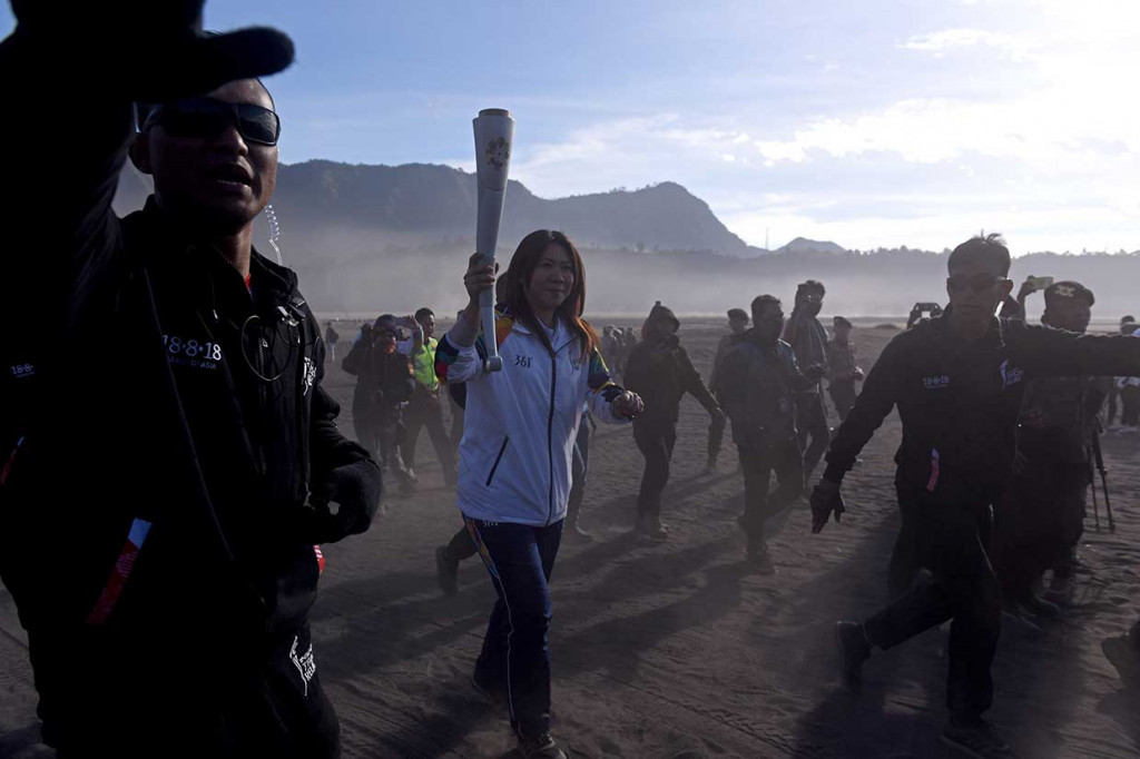 Sebelumnya, peraih emas Olimpiade 1992 Barcelona tersebut berlari sambil membawa obor Asian Games menuju sebuah pura yang terdapat di lautan pasir Gunung Bromo.