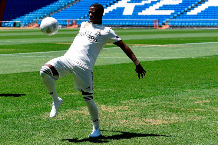 Pemain muda asal Brasil Vinicius Junior menunjukkan kebolehannya olah bola saat diperkenalkan secara resmi oleh Real Madrid di Stadion Santiago Bernabeu, Jumat, 20 Juli 2018 waktu setempat.