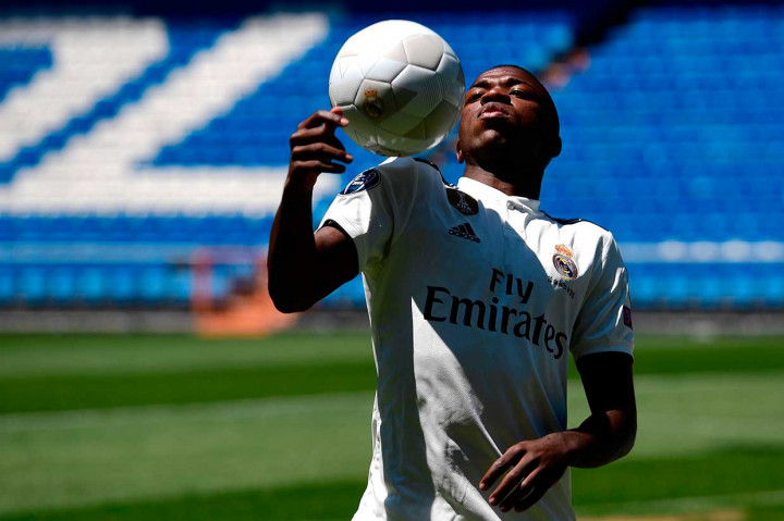 Vinicius direkrut Real Madrid dari Flamengo pada 24 Mei 2018 lalu, namun kedua tim sepakat bahwa transfer baru efektif setelah Vinicius berusia 18 tahun. Sang pemain lahir pada 12 Juli 2018.