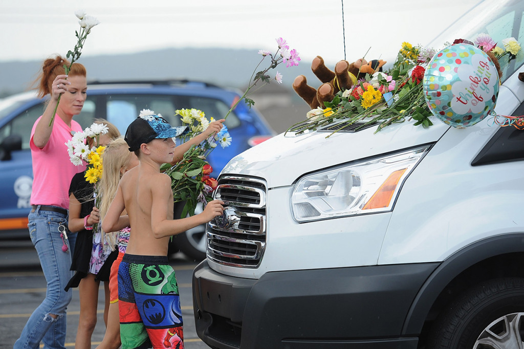 Ratusan orang berkumpul untuk memberi penghormatan kepada para korban setelah kapal bebek terbalik di Table Rock Lake. 