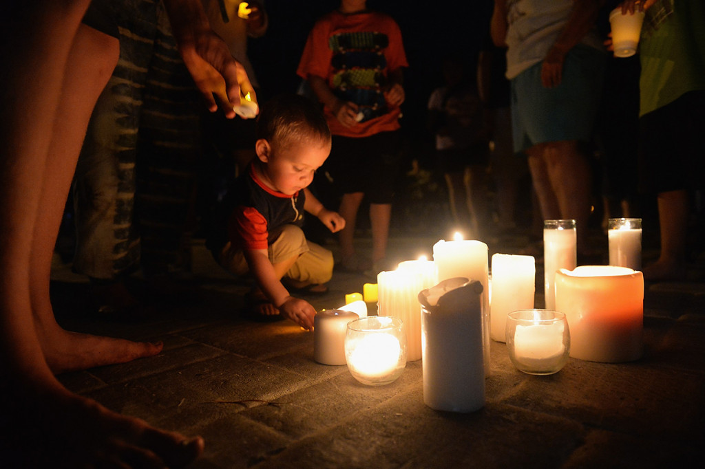 Seorang anak menyalakan lilin di Life Christian Center Churchdi Branson, Missouri. 