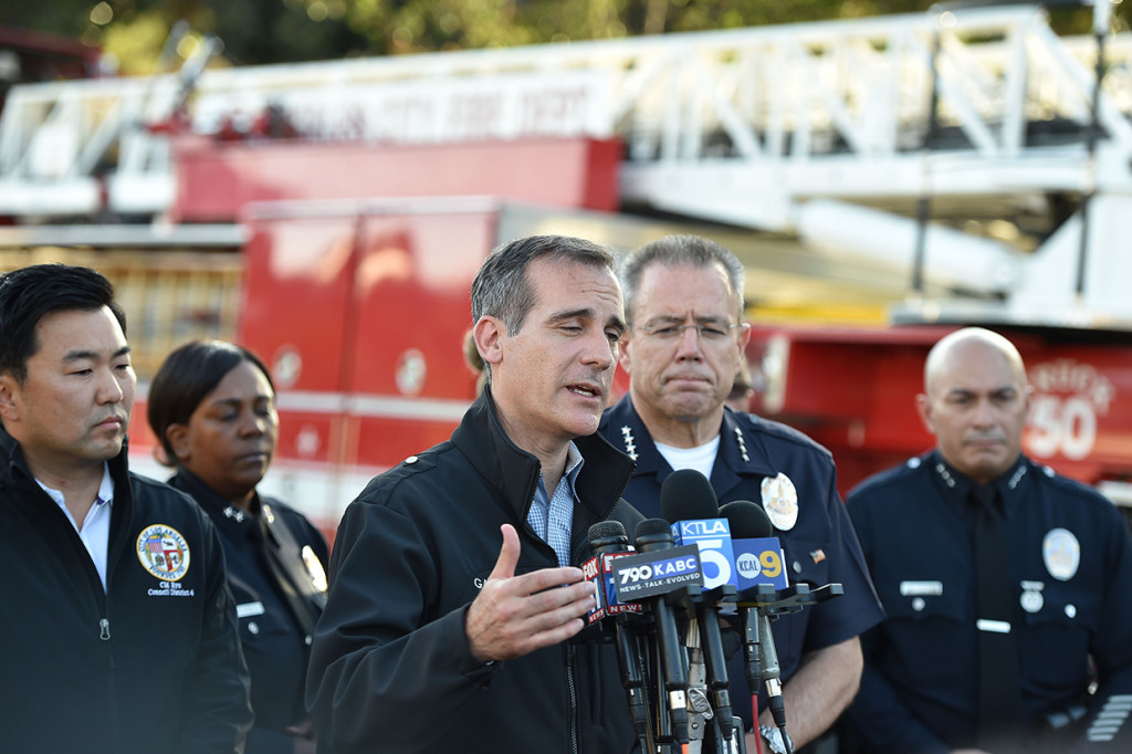 Walikota setempat, Eric Garcetti mengatakan kepada media bahwa tersangka, yang merupakan seorang pria berusia awal 20-an tahun telah menyerahkan diri dan sedang diperiksa secara ketat oleh kantor polisi metropilitan Los Angeles, LAPD.