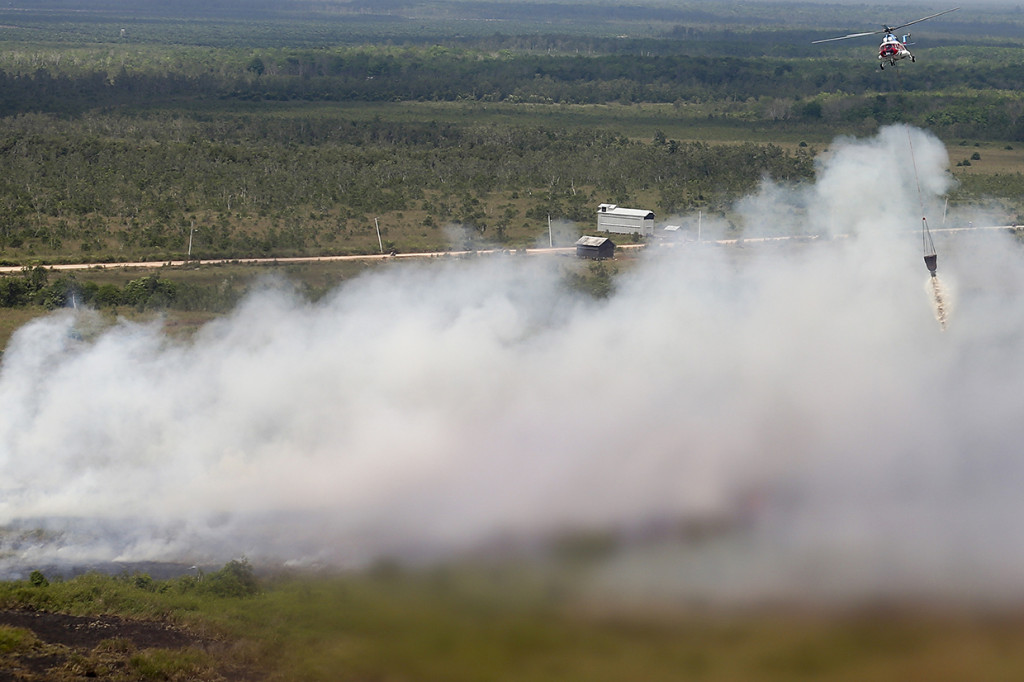 Badan Penanggulangan Bencana Daerah (BPBD) Provinsi Sumatera Selatan menurunkan dua helikopter MI-172 dan dibantu petugas gabungan dari BPBD Kabupaten OKI, Manggala Agni Daops OKI, TNI dan Polri untuk melakukan pemadaman kebakaran hutan dan lahan yang terbakar sejak Sabtu (21/7). 