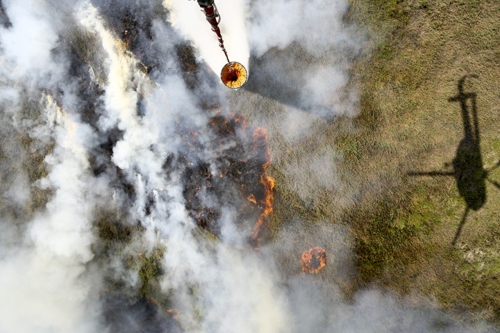 Helikopter MI-172 milik Badan Nasional Penanggulangan Bencana (BNPB) melakukan pemadaman kebakaran lahan dari udara ''water boombing'' di Tulung Selapan, Ogan Komering Ilir (OKI), Sumatera Selatan.
