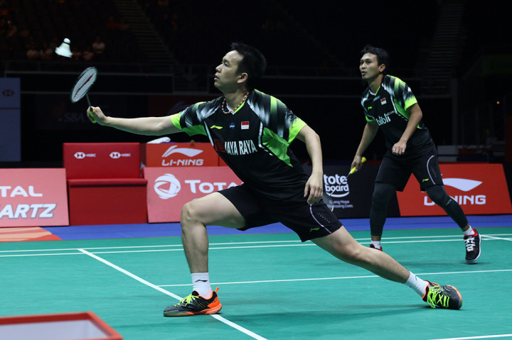 Singapura: Mohammad Ahsan/Hendra Setiawan menjadi juara di Singapura Open 2018, setelah menang atas pasangan Tiongkok Ou Xuanyi/Xiangyu Ren pada laga final di Singapore Indoor Stadium, Minggu, 22 Juli 2018. Ahsan/Hendra menang dua gim langsung dengan skor 21-13 dan 21-19. Foto: Humas PBSI