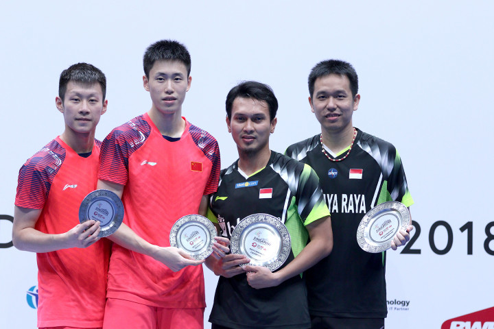 Pebulutangkis ganda putra Indonesia Hendra Setiawan (kanan dan Mohammad Ahsan (kedua kiri) berfoto bersama pasangan Cina Ou Xuanyi/Xiangyu usai laga final Singapura Terbuka 2018 di Singapore Indoor Stadium.