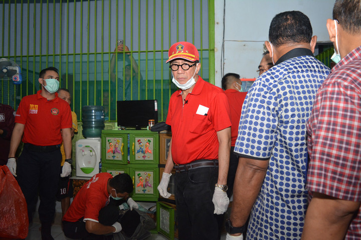 Menteri Hukum dan HAM (Menkumham) Yasonna H. Laoly (tengah) melakukan Inspeksi mendadak di sel warga binaan di Lembaga pemasyarakatan (Lapas) Klas 1 Surabaya di Porong, Sidoarjo, Jawa Timur. Antara Foto/Umarul Faruq
