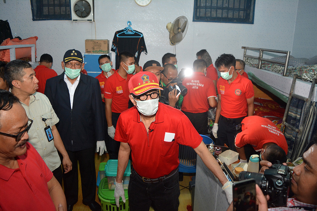 Inspeksi mendadak tersebut sebagai respons adanya temuan Komisi Pemberantasan Korupsi (KPK) mengenai adanya fasilitas mewah yang diperoleh narapidana dan upaya penataan serta penertiban barang bawaan para warga binaan. Antara Foto/Umarul Faruq