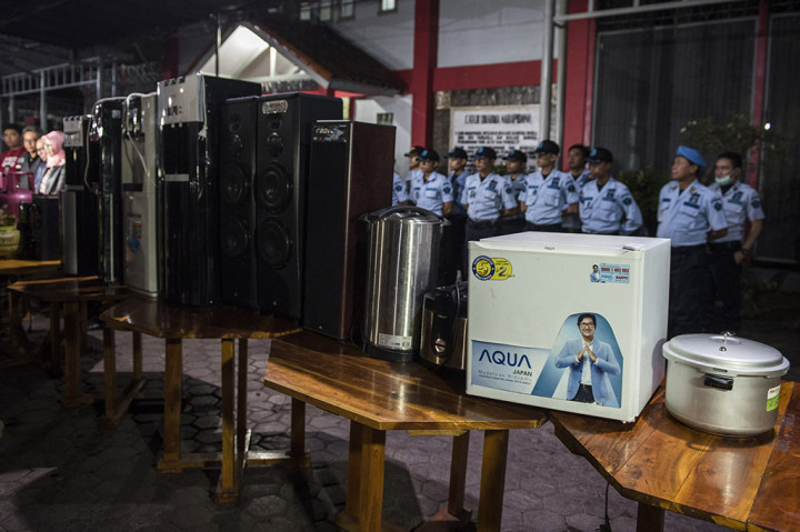 Sejumlah barang sitaan hasil sidak diperlihatkan saat pers rilis di Lapas Sukamiskin, Bandung, Jawa Barat. Antara Foto/M Agung Rajasa