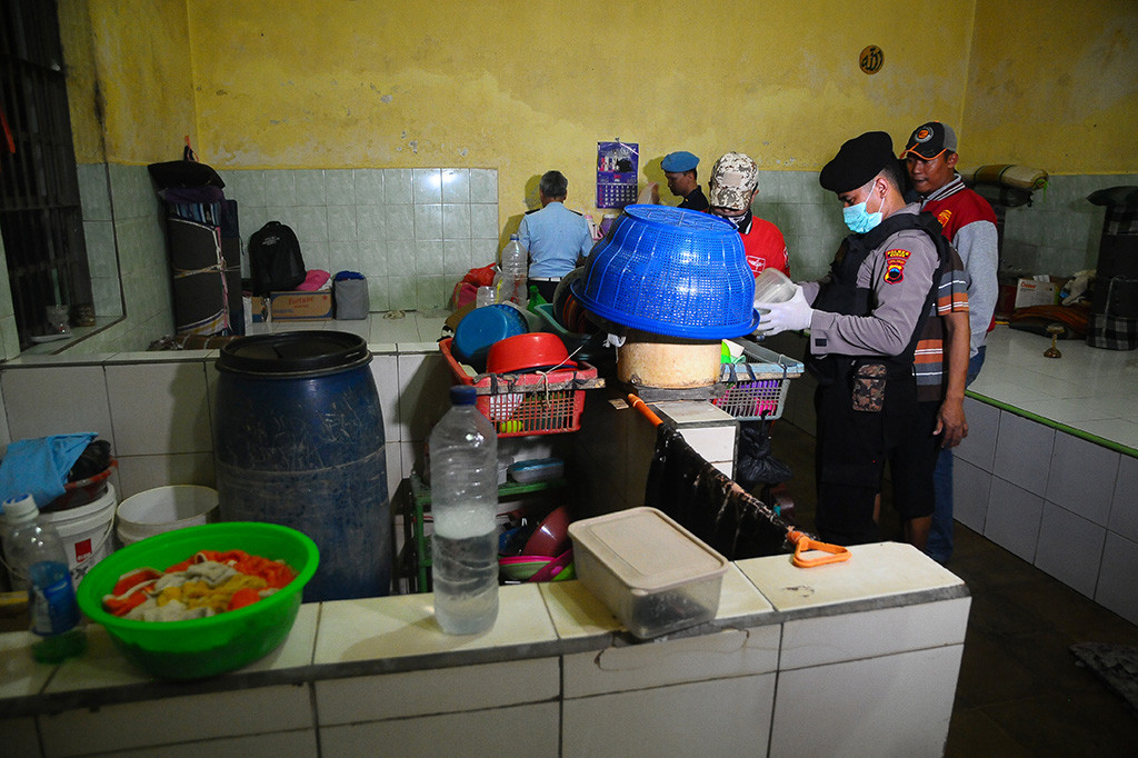 Petugas kepolisian memeriksa Rumah Tahahan saat razia di Rumah Tahahan (Rutan) kelas II B Kudus, Jawa Tengah. Razia yang digelar Polsuspas (Polisi Khusus Pemasyarakatan) dengan kepolisian setempat terhadap 205 warga binaan itu untuk mengantisipasi masuknya barang terlarang seperti nakorba, benda tajam, dan telepon seluler guna menjaga ketertiban dan keamanan rutan. Antara Foto/Yusuf Nugroho