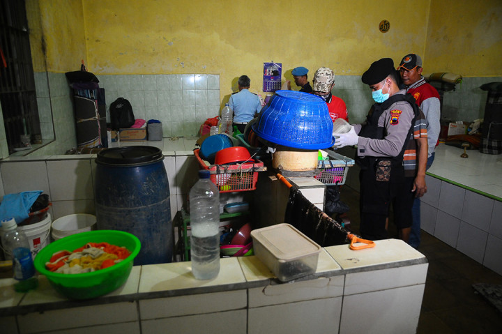 Petugas kepolisian memeriksa Rumah Tahahan saat razia di Rumah Tahahan (Rutan) kelas II B Kudus, Jawa Tengah. Razia yang digelar Polsuspas (Polisi Khusus Pemasyarakatan) dengan kepolisian setempat terhadap 205 warga binaan itu untuk mengantisipasi masuknya barang terlarang seperti nakorba, benda tajam, dan telepon seluler guna menjaga ketertiban dan keamanan rutan. Antara Foto/Yusuf Nugroho
