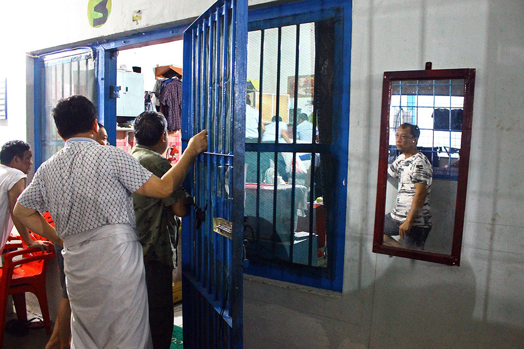 Warga binaan menyaksikan petugas Kementerian Hukum dan HAM (Kemenhuham) wilayah Sulsel menggeledah kamar tahanan mereka di blok I Tipikor saat Inpeksi Mendadak (sidak) di Lapas Klas I Gunungsari Makassar, Sulawesi Selatan. Antara Foto/Darwin Fatir